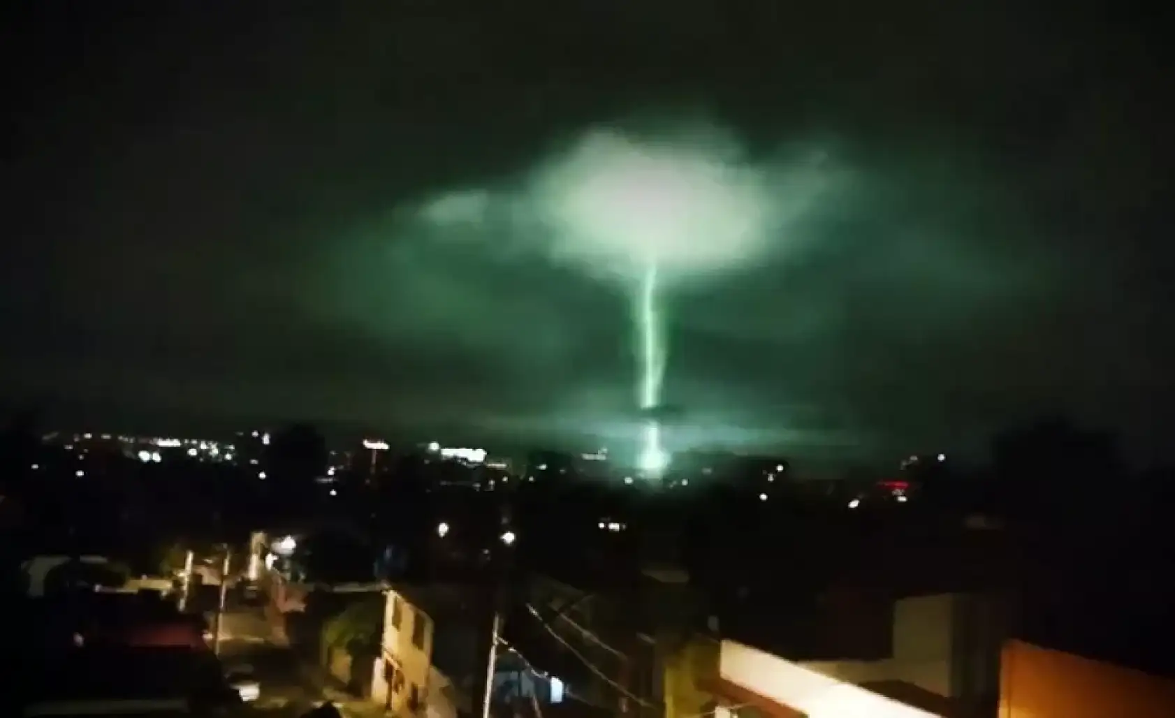 Depremde gökyüzünde meydana gelen ışıklar nedir?