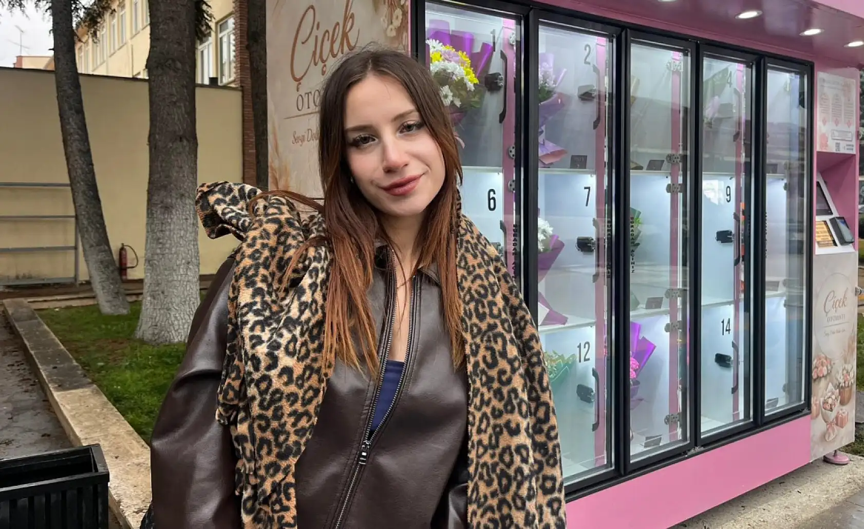 Kampüse yerleştirilen otomat çiçek veriyor: Gören dönüp bir daha bakıyor