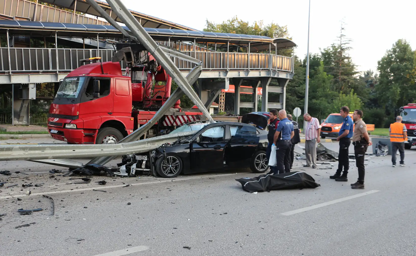 Bariyerlere çarpan otomobil ikiye bölündü: 34 yaşındaki sürücü öldü
