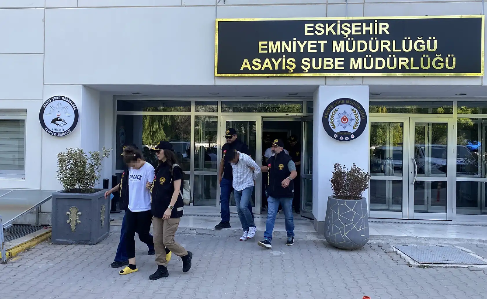 Sokak bir anda karıştı! Polis dahil 11 kişi yaralandı