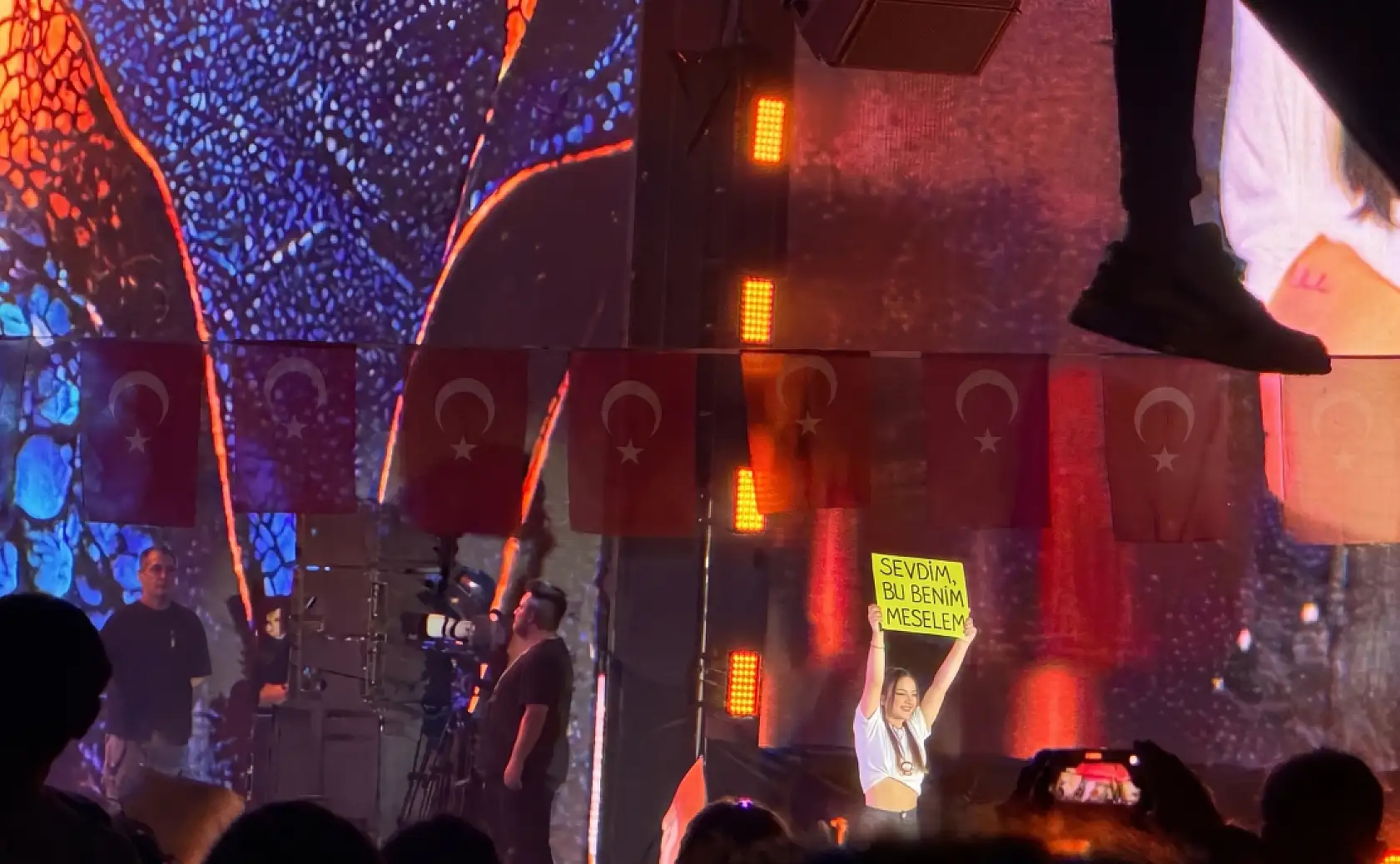 Simge coşkusu Konya'ya sığmadı! Ağaçlara tırmandılar