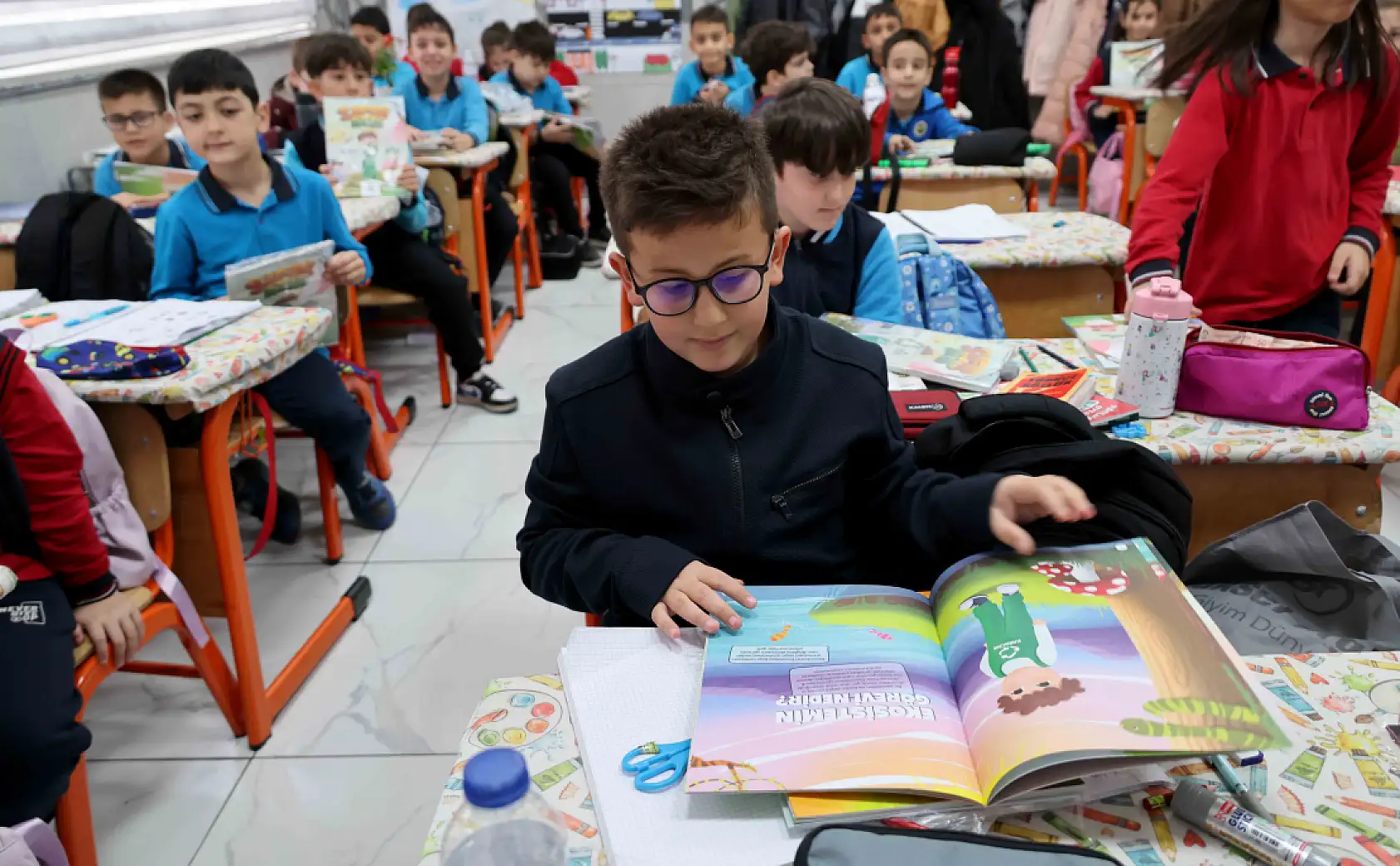 Karatay'da sıfır atık farkındalığı: Çocuklara 8 bin kitap seti dağıtıldı