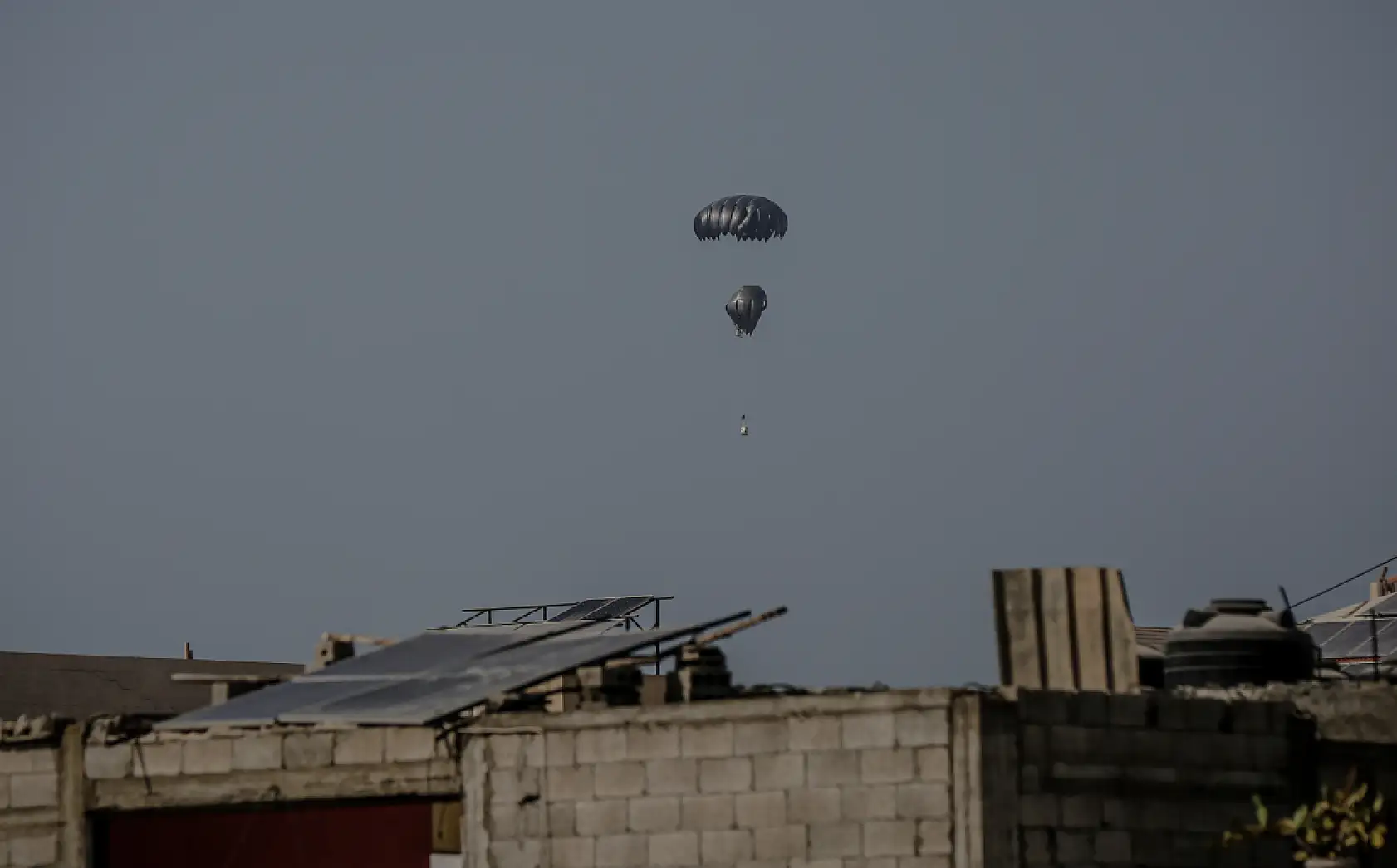 Gazze'ye havadan insani yardım malzemeleri indirildi