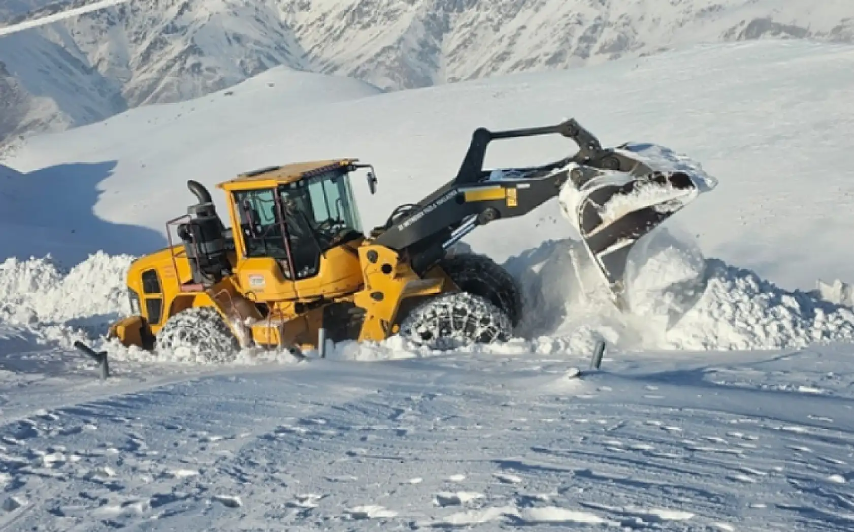 Kar kalınlığı 2 metreyi buldu: Ekipler çalışma başlattı!