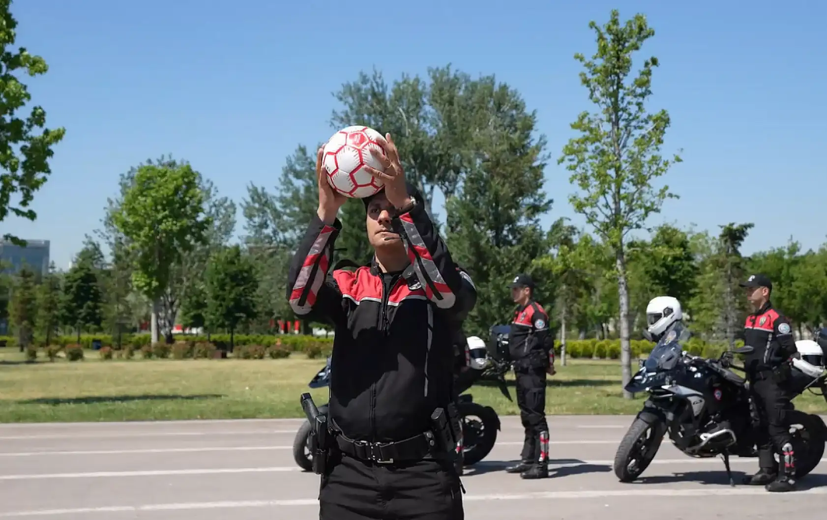 Konyalı bakan A Milli Futbol Takımı için  topun başına geçti!