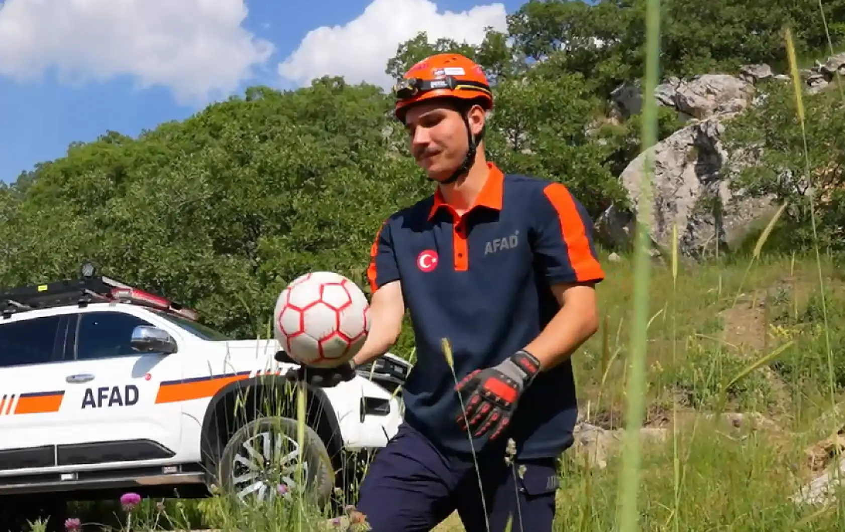 Konyalı bakan A Milli Futbol Takımı için  topun başına geçti!