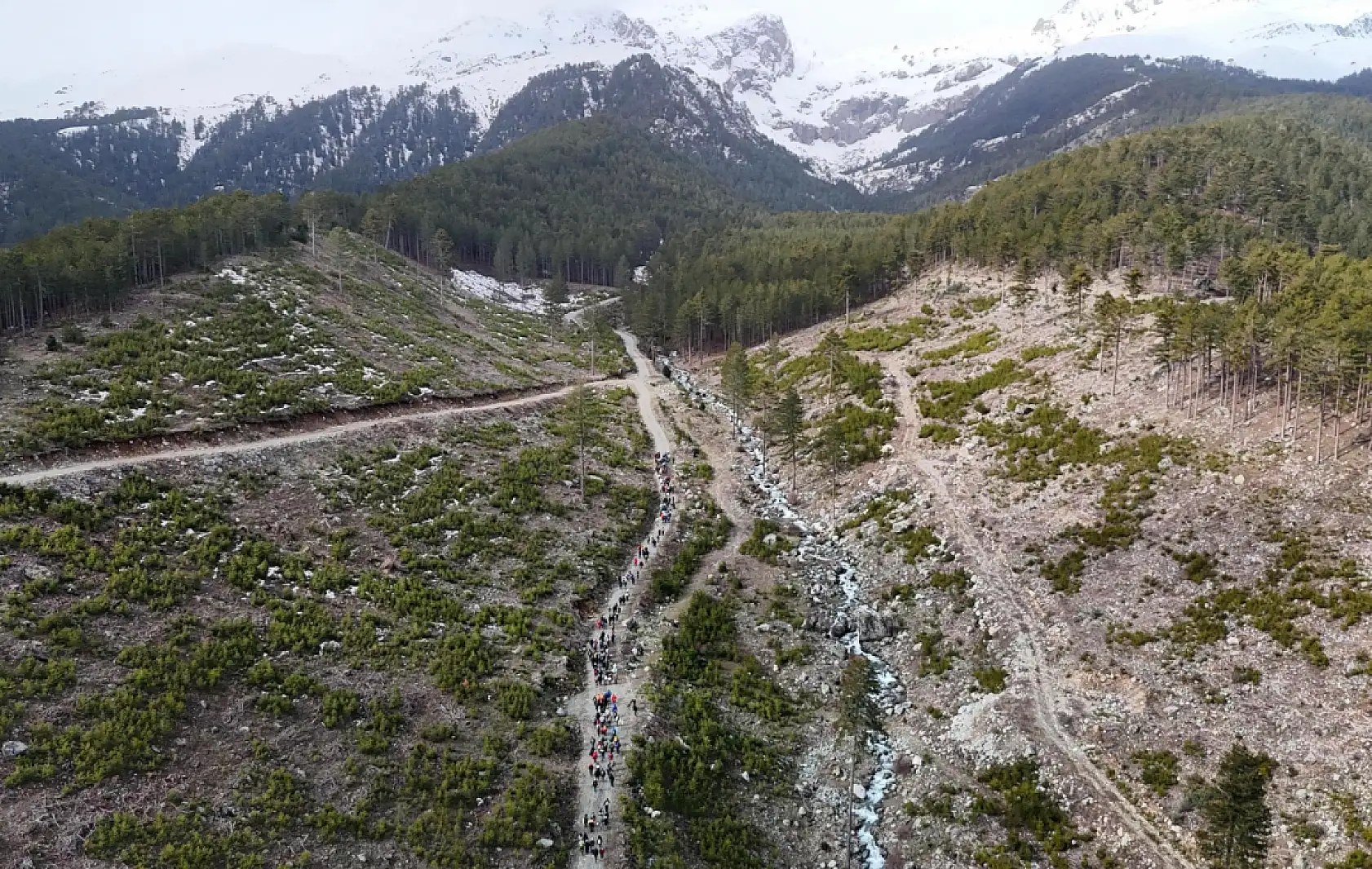 Konya'nın kış turizmi yükseliyor: Yoğun katılımlı kar yürüyüşü büyüledi