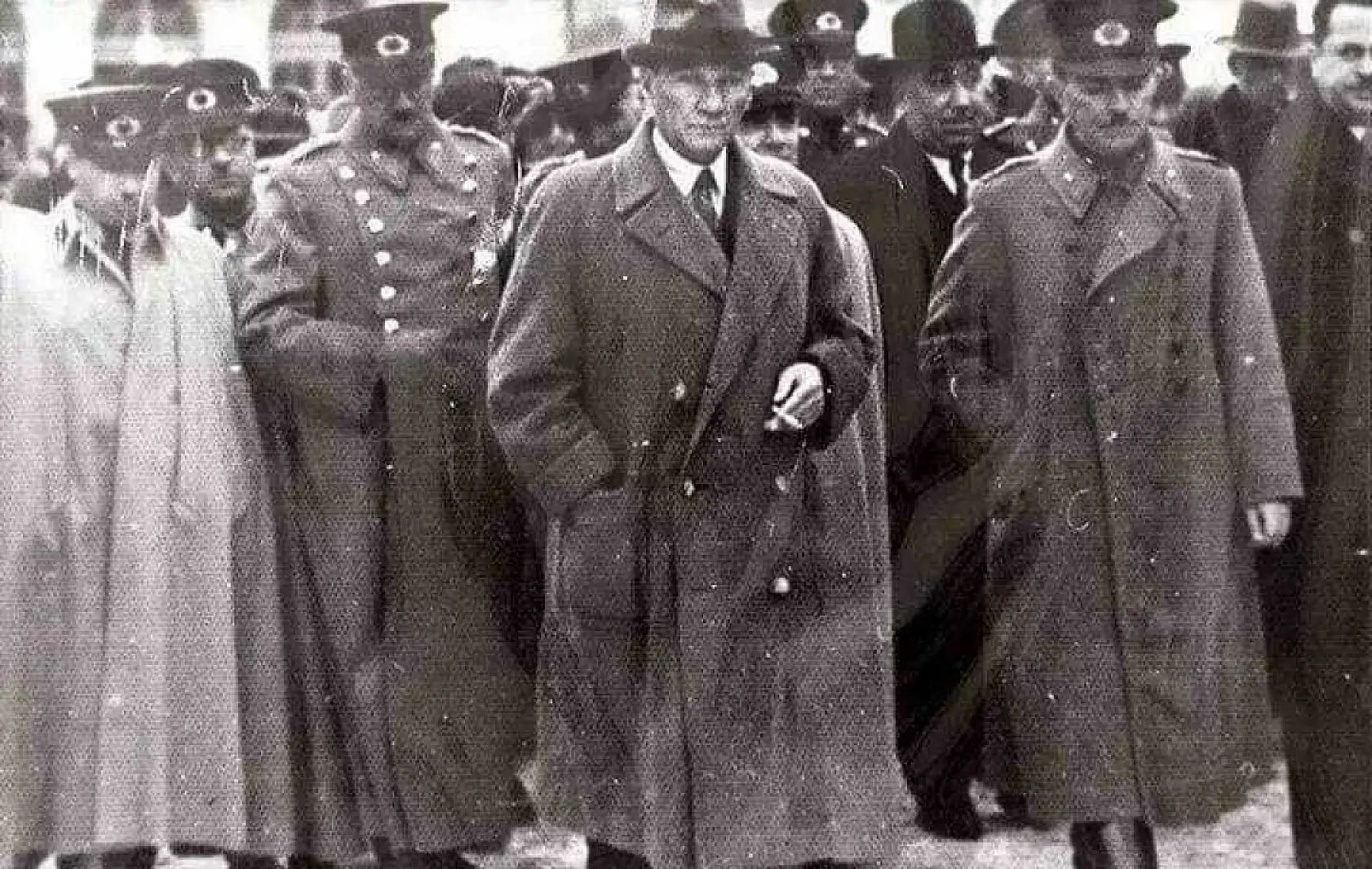 Tarihin Tozlu Sayfalarından Bir Kare: Atatürk Konya Tren İstasyonunda