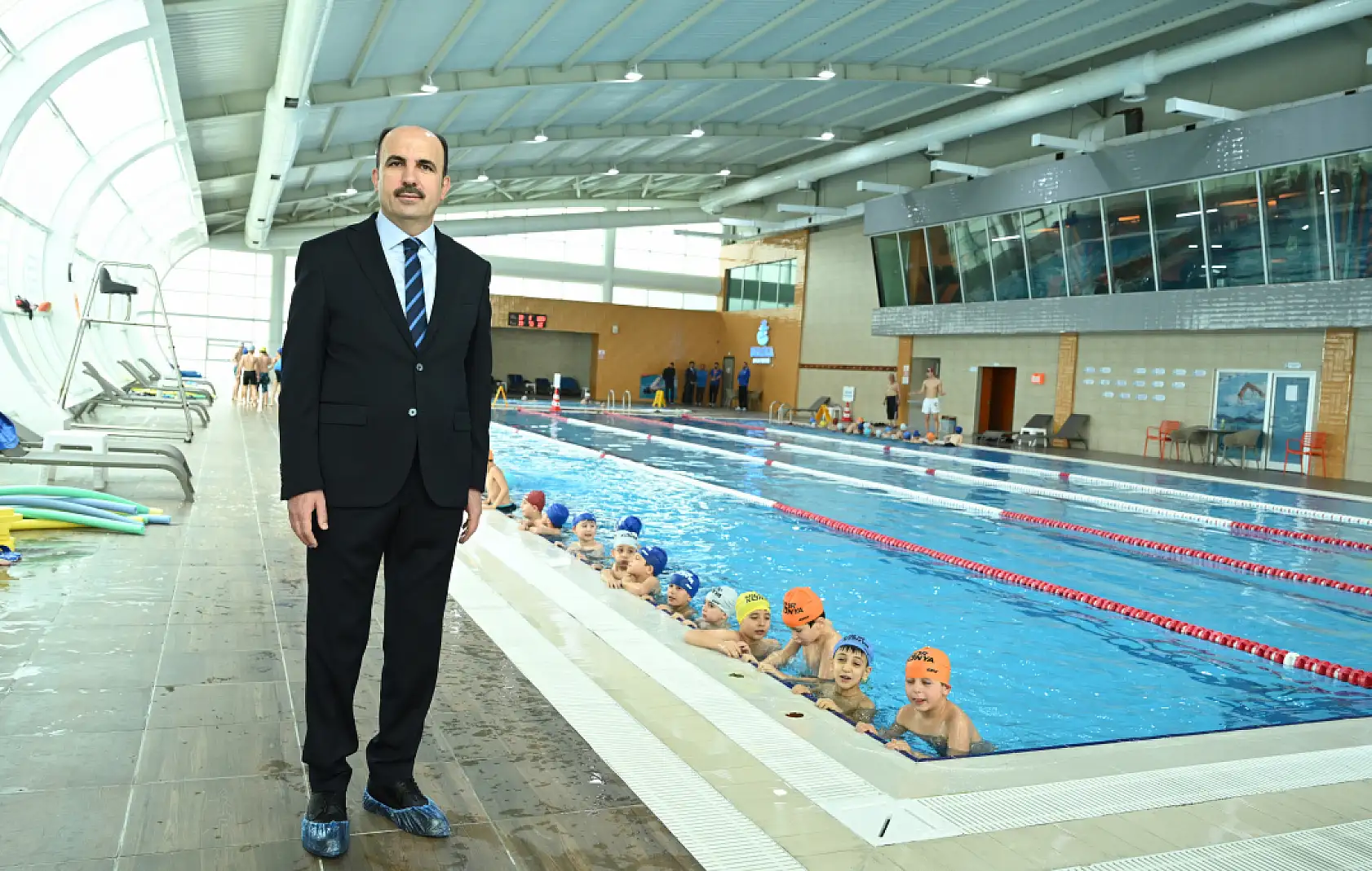 Denizi olmayan Konya'da binlerce çocuk yüzmeyi öğreniyor