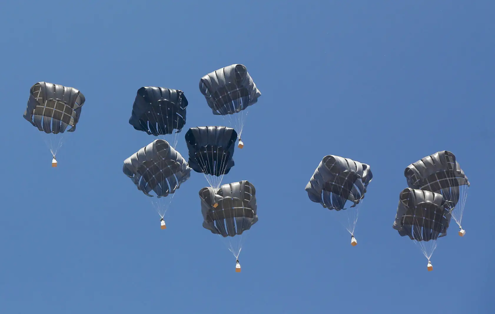 Gazze'ye havadan insani yardım malzemeleri indirildi