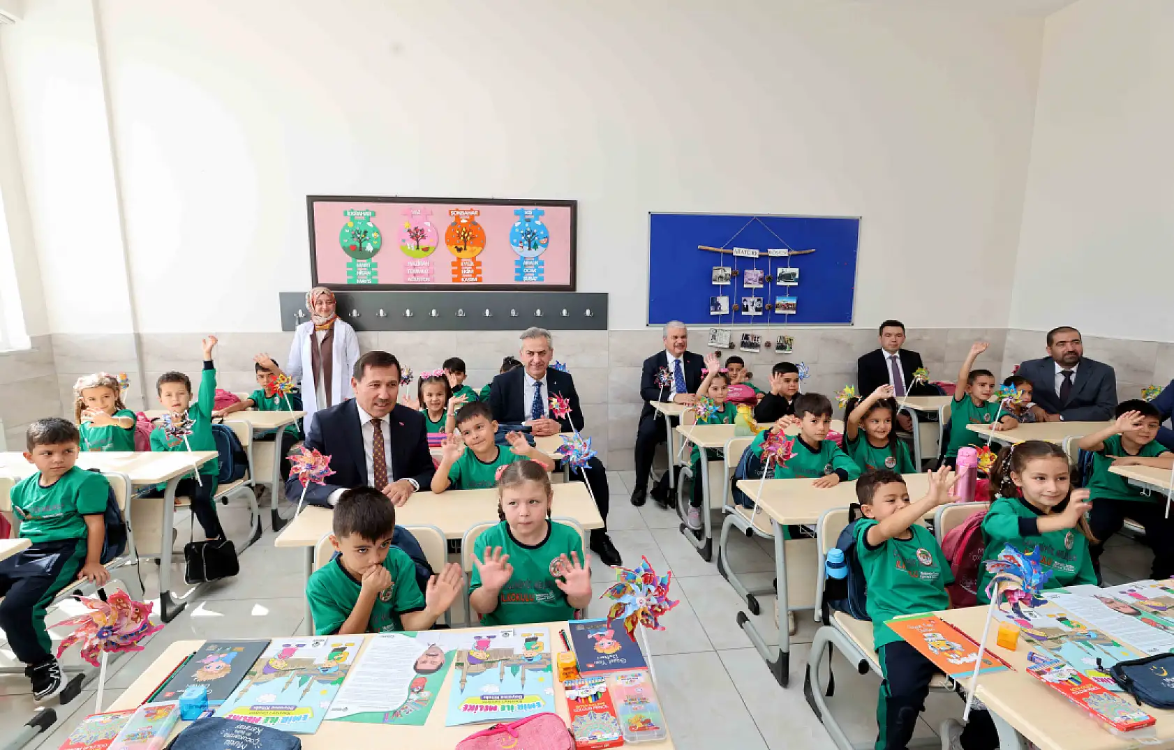  Konya protokolü sınıflara girdi: Vali Akın'dan öğrencilere ilk gün tavsiyesi