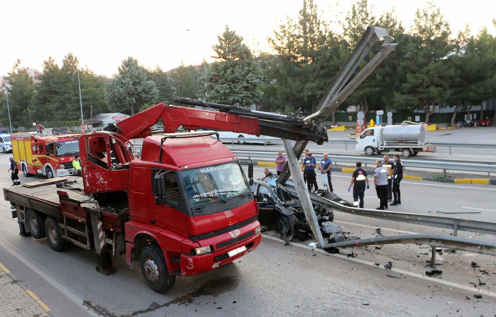 Bariyerlere çarpan otomobil ikiye bölündü: 34 yaşındaki sürücü öldü