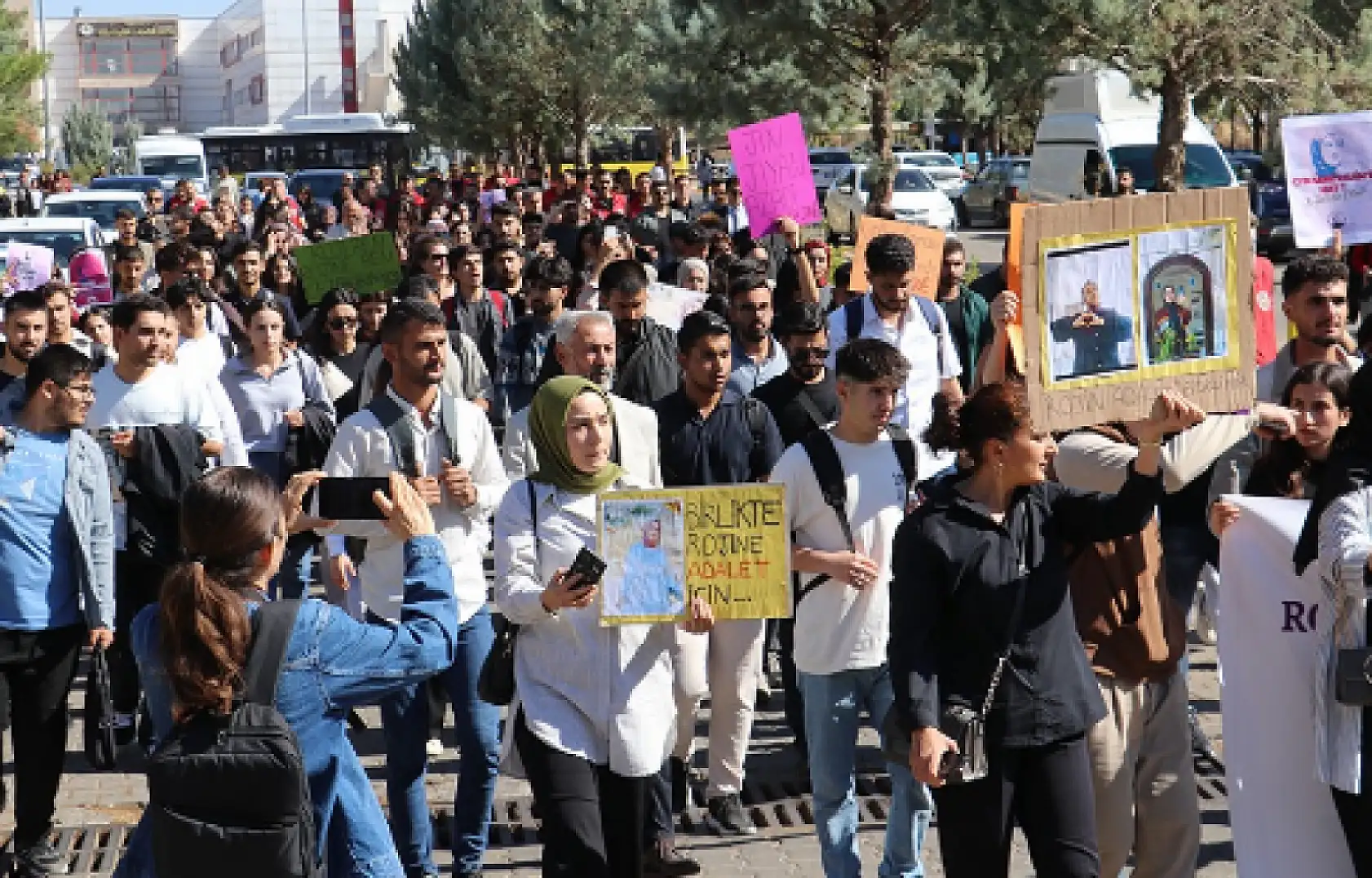 Esrarengiz cinayet sonrası öğrenciler ayaklandı: Masalara vurarak adalet arıyorlar!