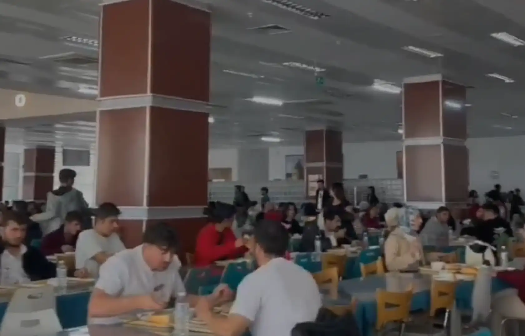 Esrarengiz cinayet sonrası öğrenciler ayaklandı: Masalara vurarak adalet arıyorlar!