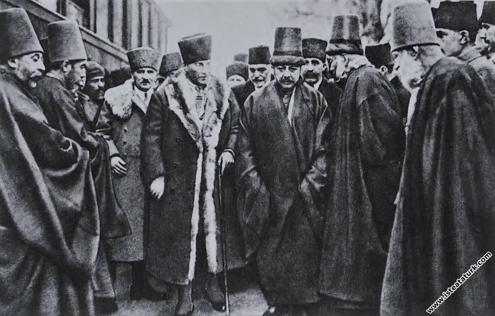 Tarihin Tozlu Sayfalarından Bir Kare: Atatürk Konya Tren İstasyonunda