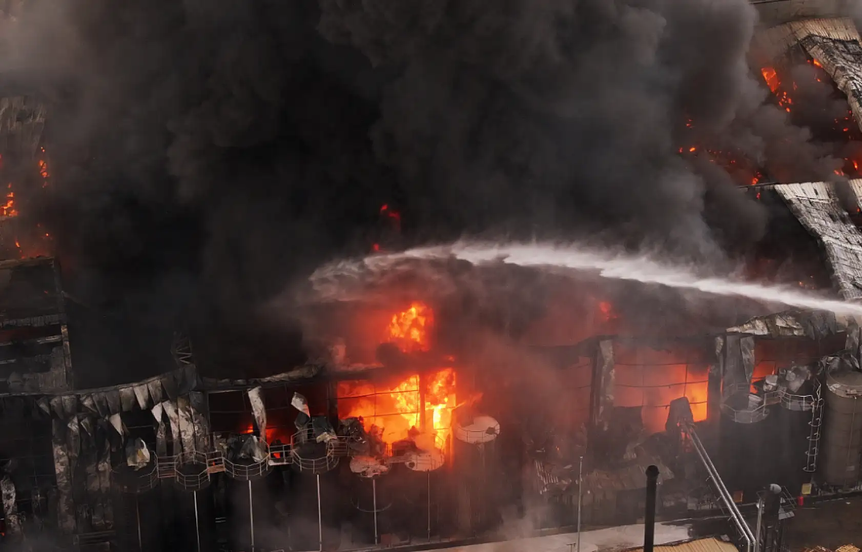 Kimyasal madde üreten fabrikada yangın!