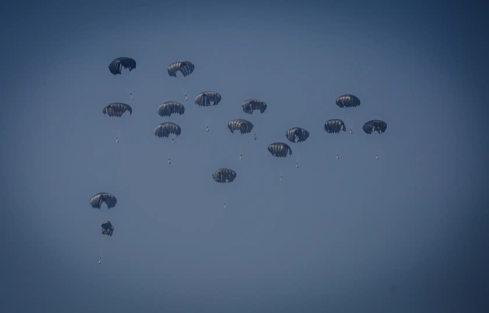 Gazze'ye havadan insani yardım malzemeleri indirildi