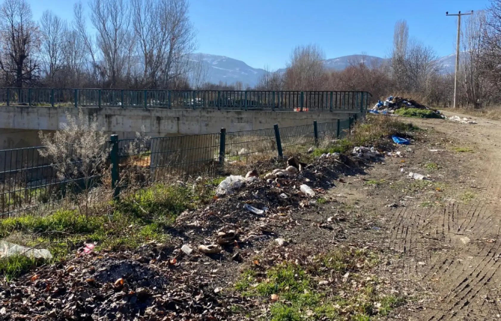 Konya'da dere kenarı çöp deposu oldu, yol sorunu çözüm bekliyor!