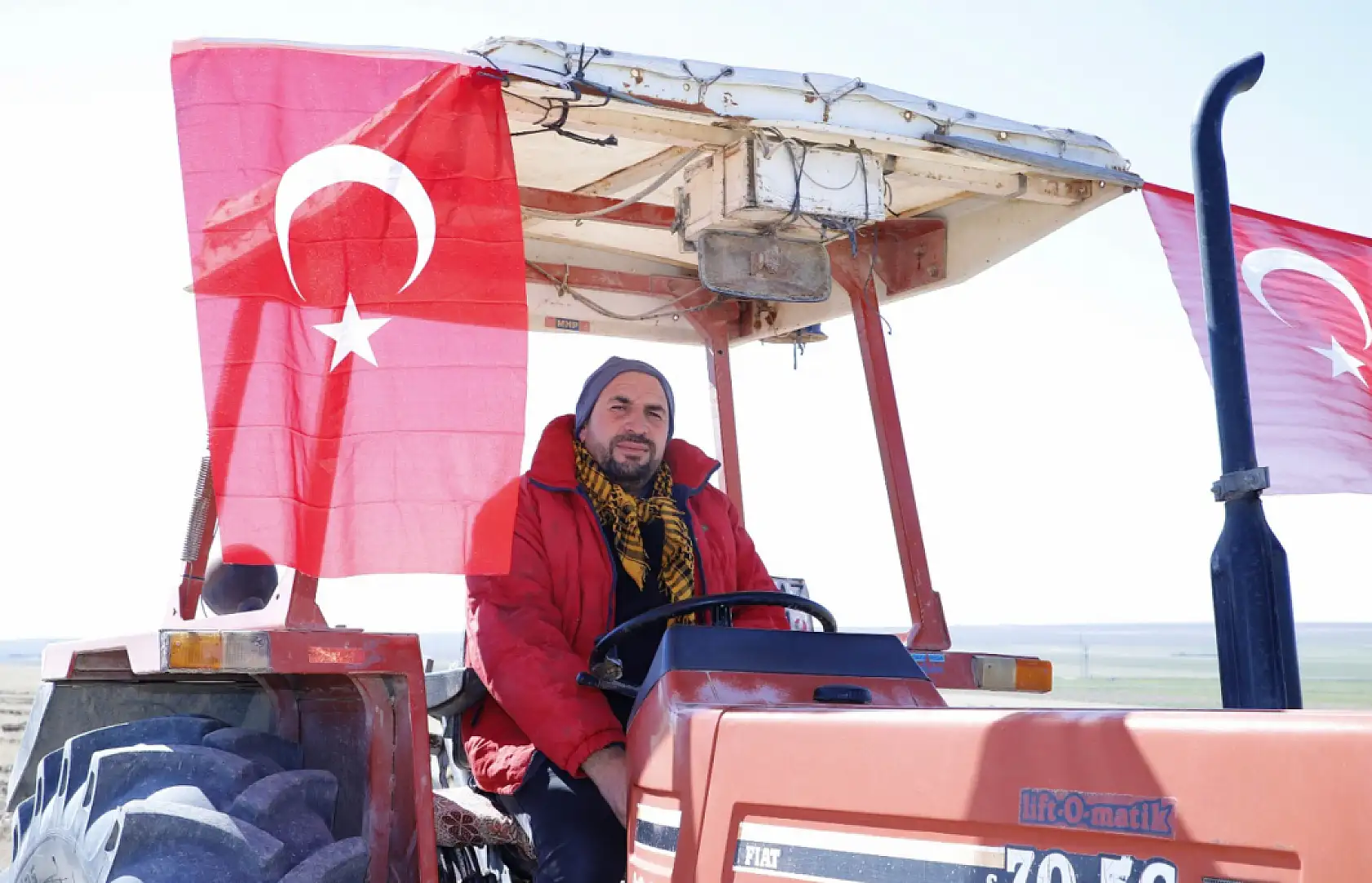 Çiftçi toprağa yazdı, görenlerin içi titredi