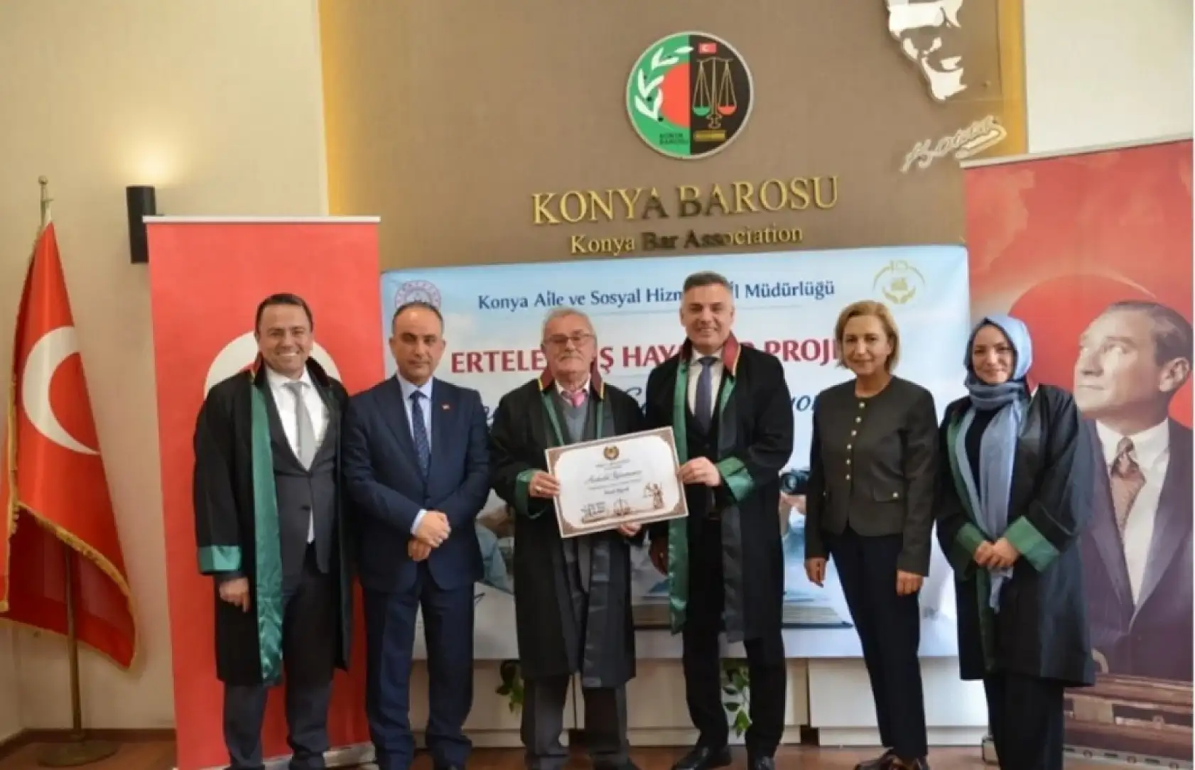 Konya'da ertelenmiş hayallere büyük dokunuş: 80 yaşında cübbe giydi!