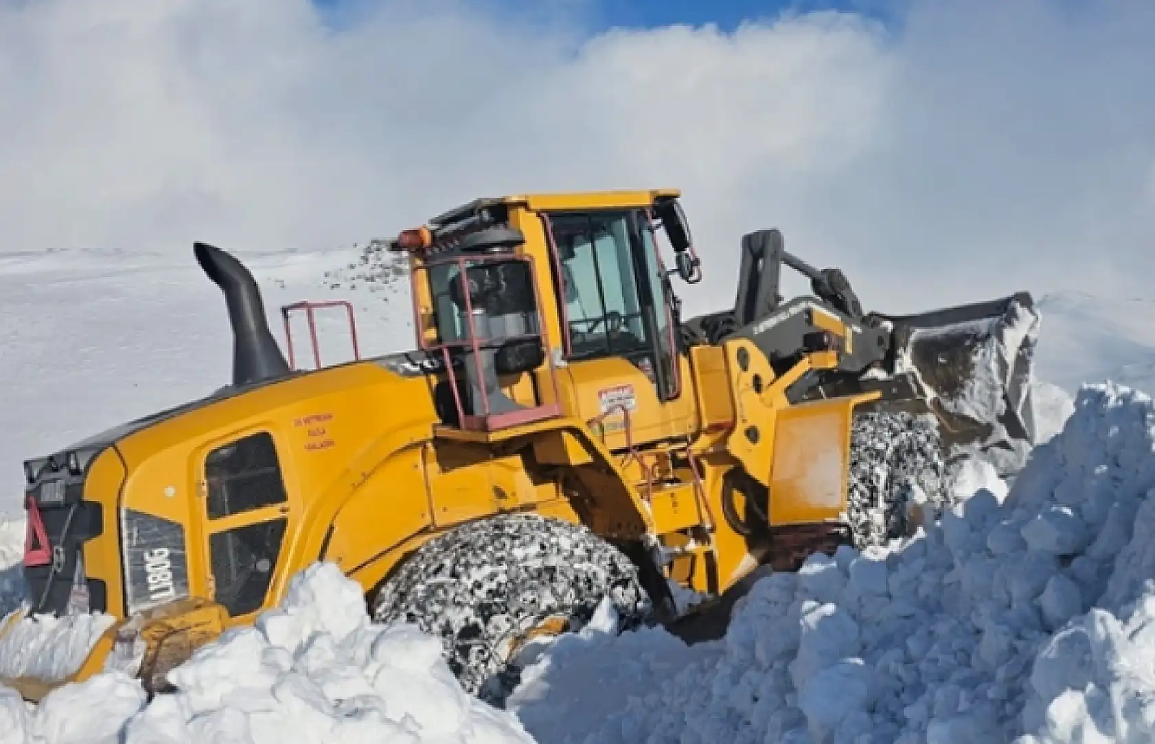 Kar kalınlığı 2 metreyi buldu: Ekipler çalışma başlattı!