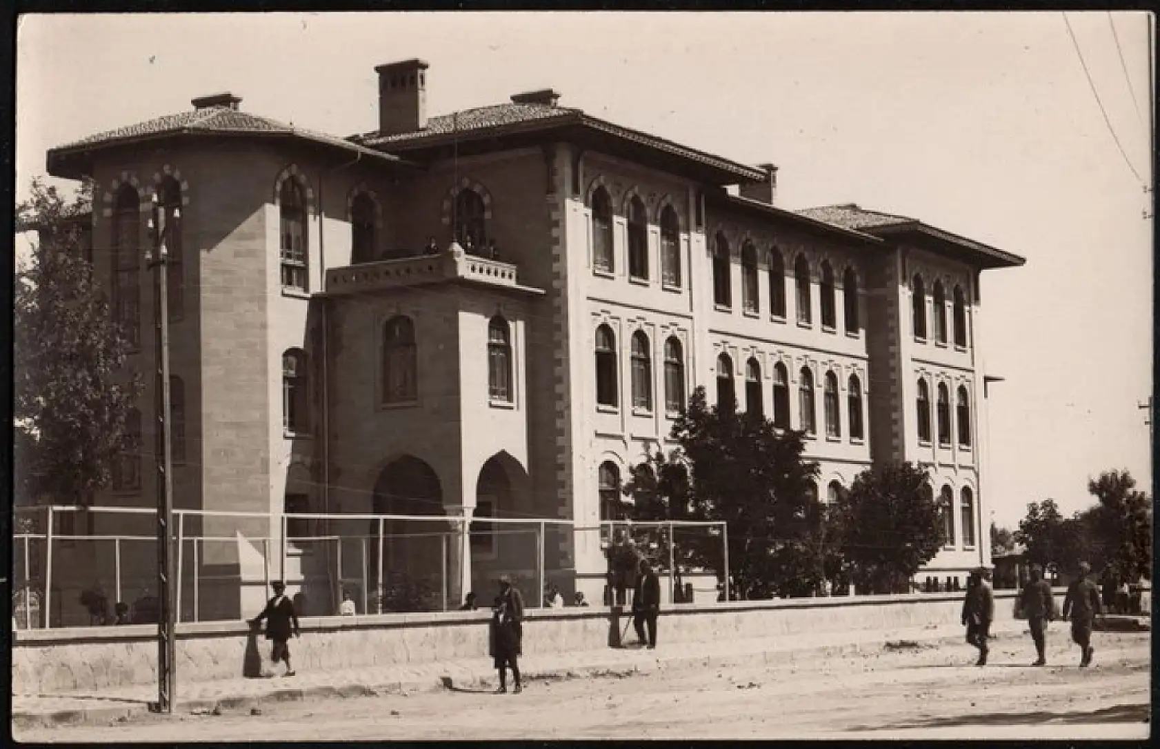 Asırlık eğitim çınarı: Konya Lisesi