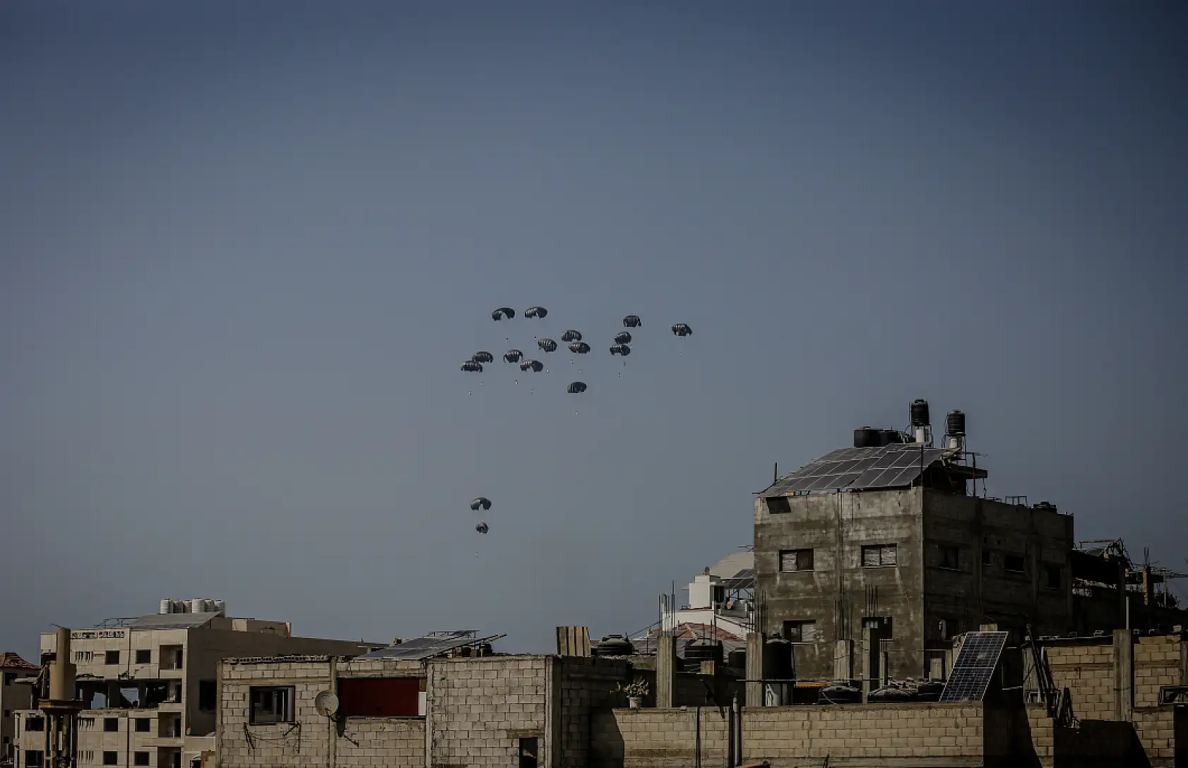 Gazze'ye havadan insani yardım malzemeleri indirildi