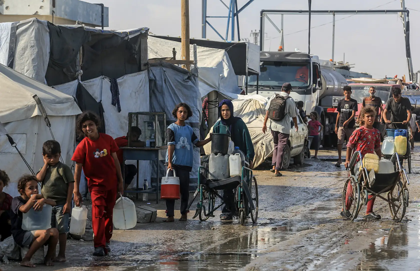 Gazze'de yerinden edilen Filistinliler temiz suya ulaşmakta zorlanıyor