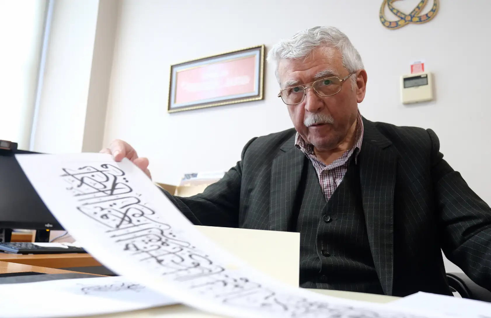 Konya'nın hat sanatı ustası Hüseyin Öksüz, Cumhurbaşkanı Erdoğan'dan ödül aldı