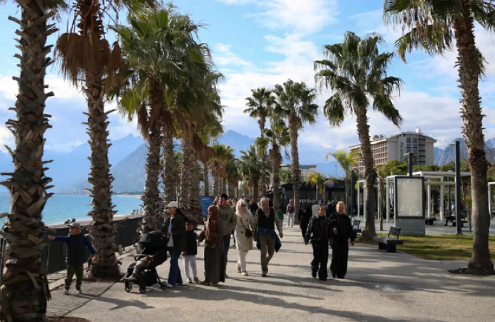 Antalya sahilleri doldu taştı!