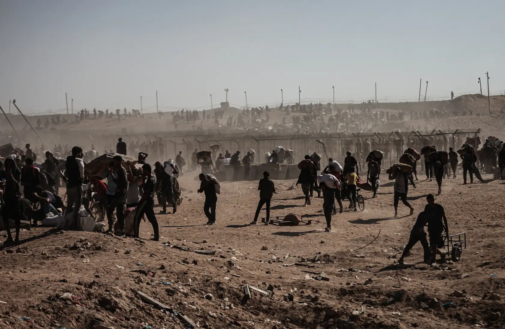 Açlığa mahkum edilen Filistinliler yardım için hayatlarını tehlikeye atıyor