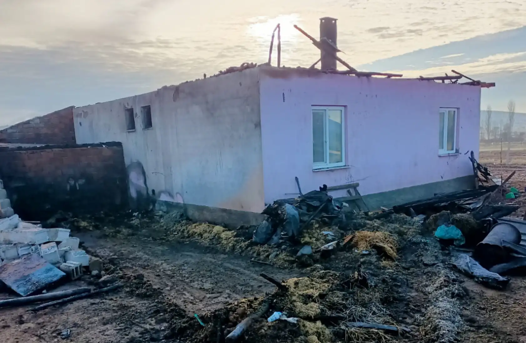 Konya'da korkutan yangın: Ev ve araba küle döndü!