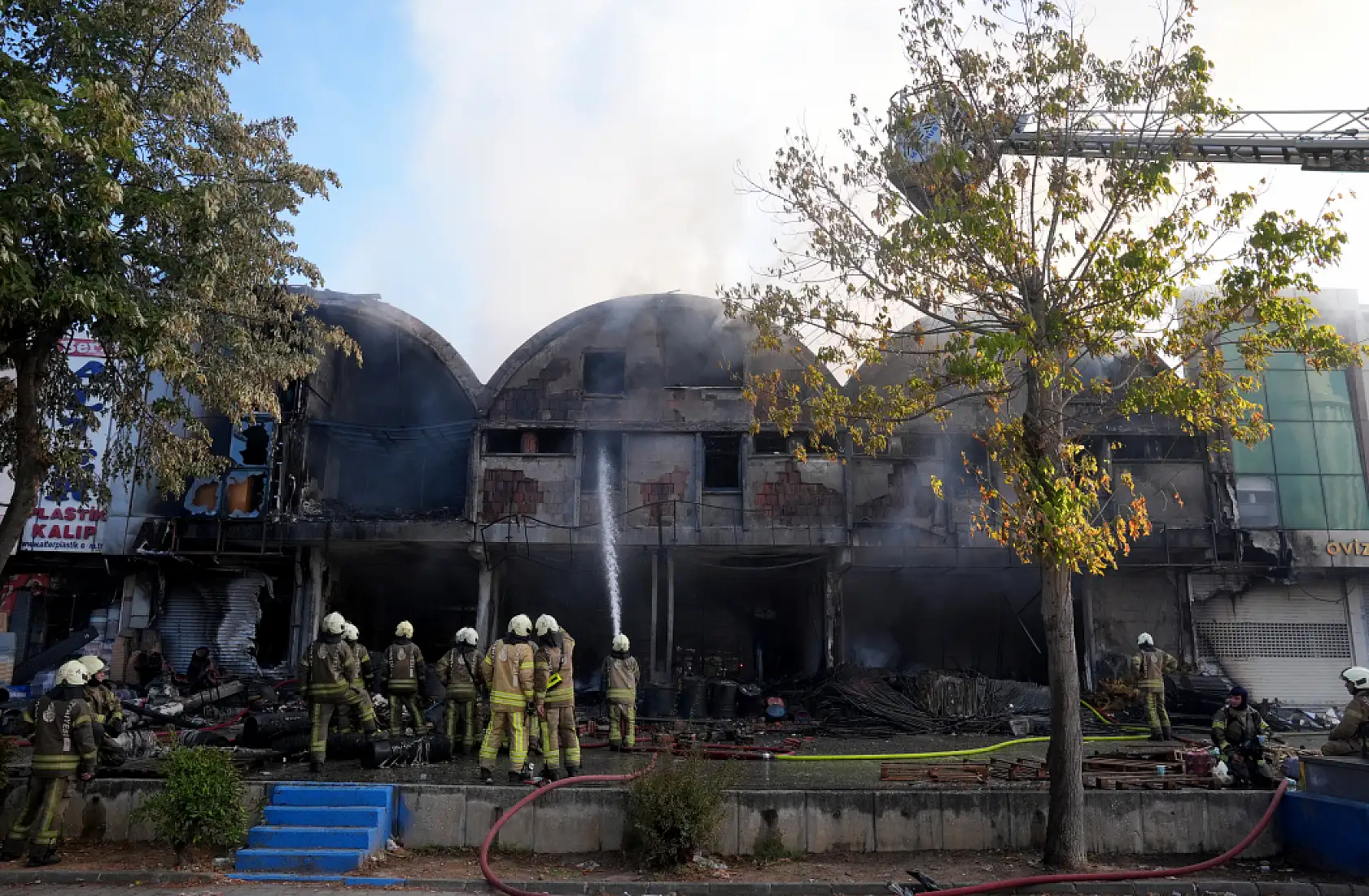 İSTOÇ YANGIN: Bağcılar İSTOÇ'ta korkutan yangın! 17 iş yeri zarar gördü