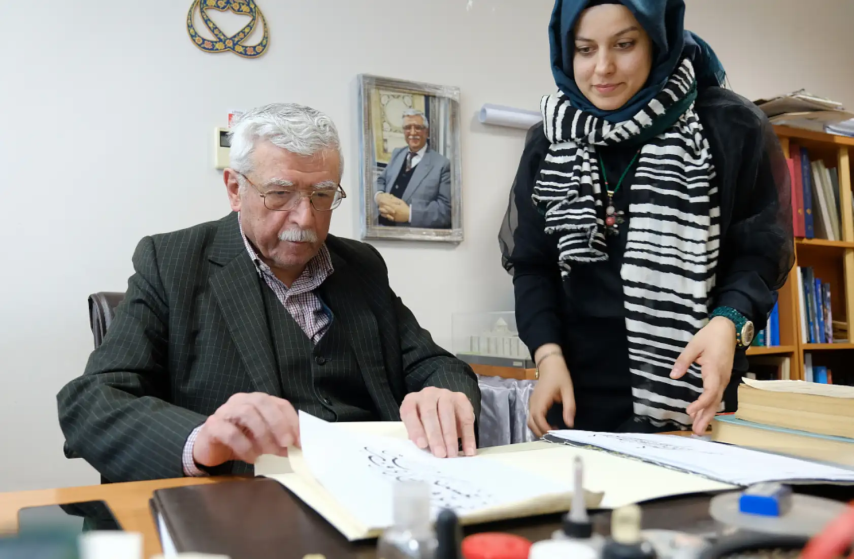 Konya'nın hat sanatı ustası Hüseyin Öksüz, Cumhurbaşkanı Erdoğan'dan ödül aldı