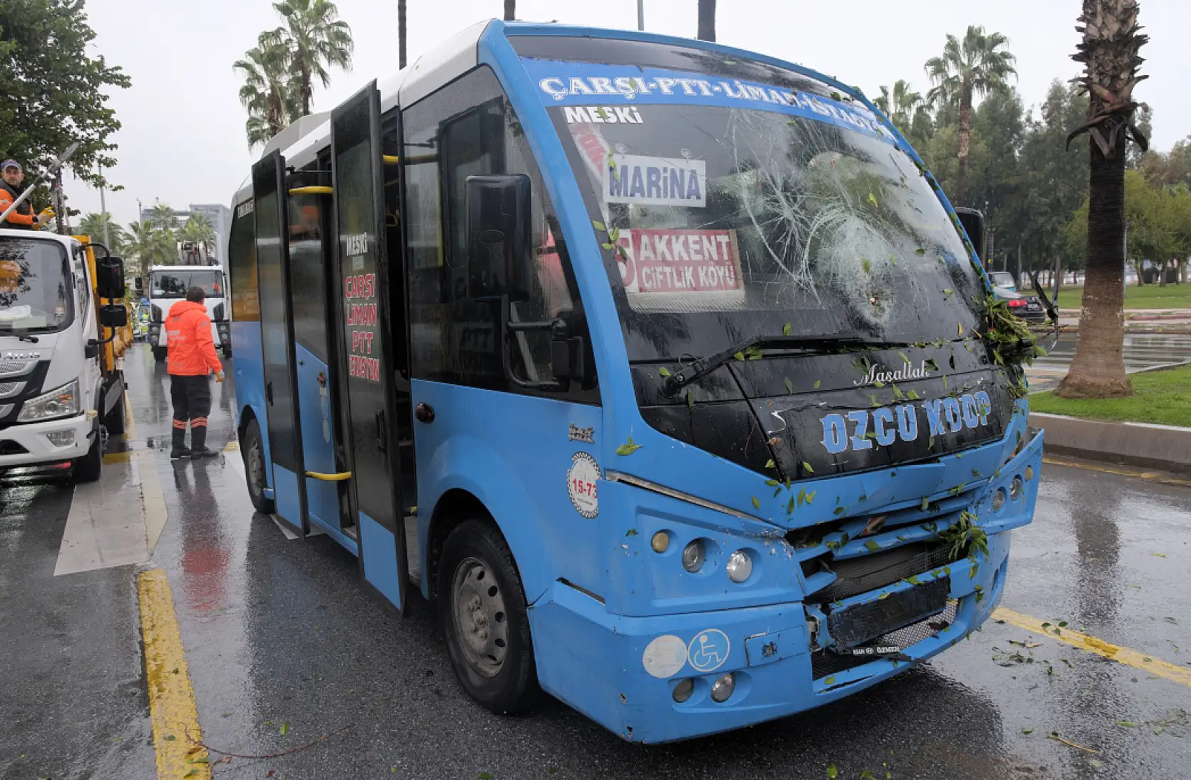 Bir anda yola devrildi! Akan trafikte felaketin eşiğinden dönüldü