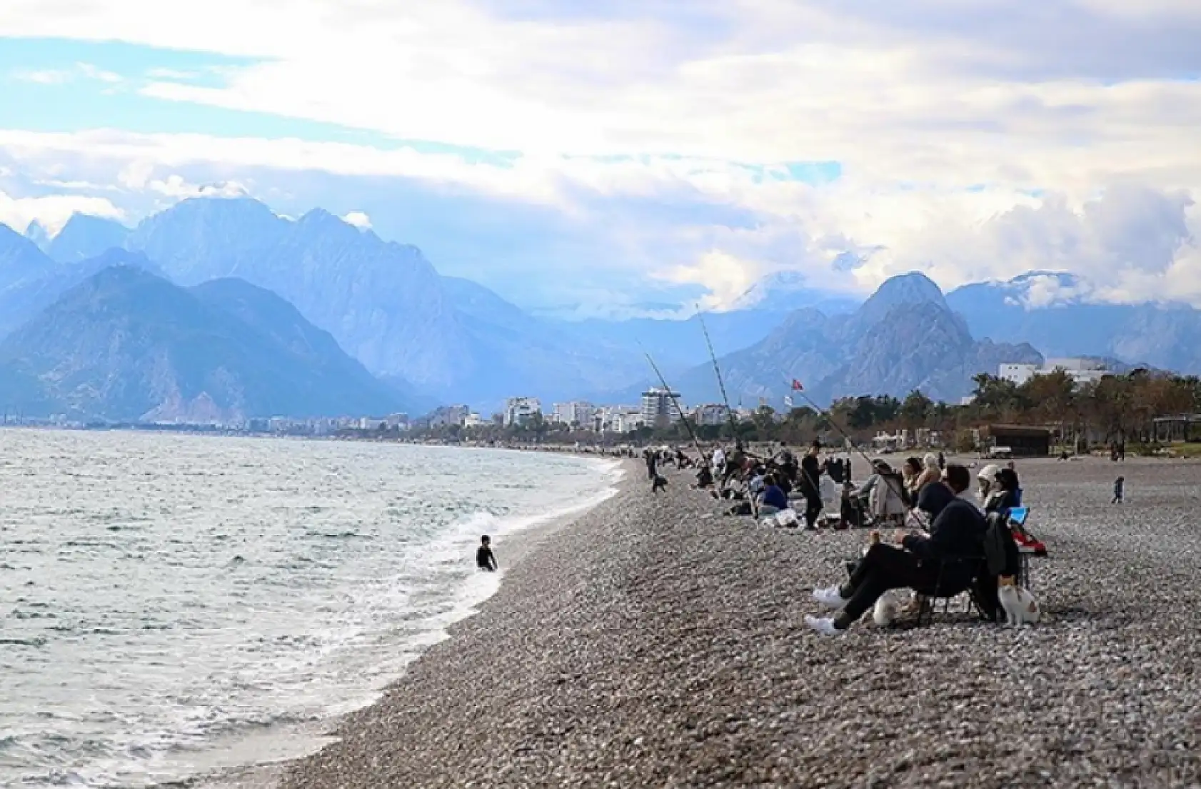 Antalya sahilleri doldu taştı!
