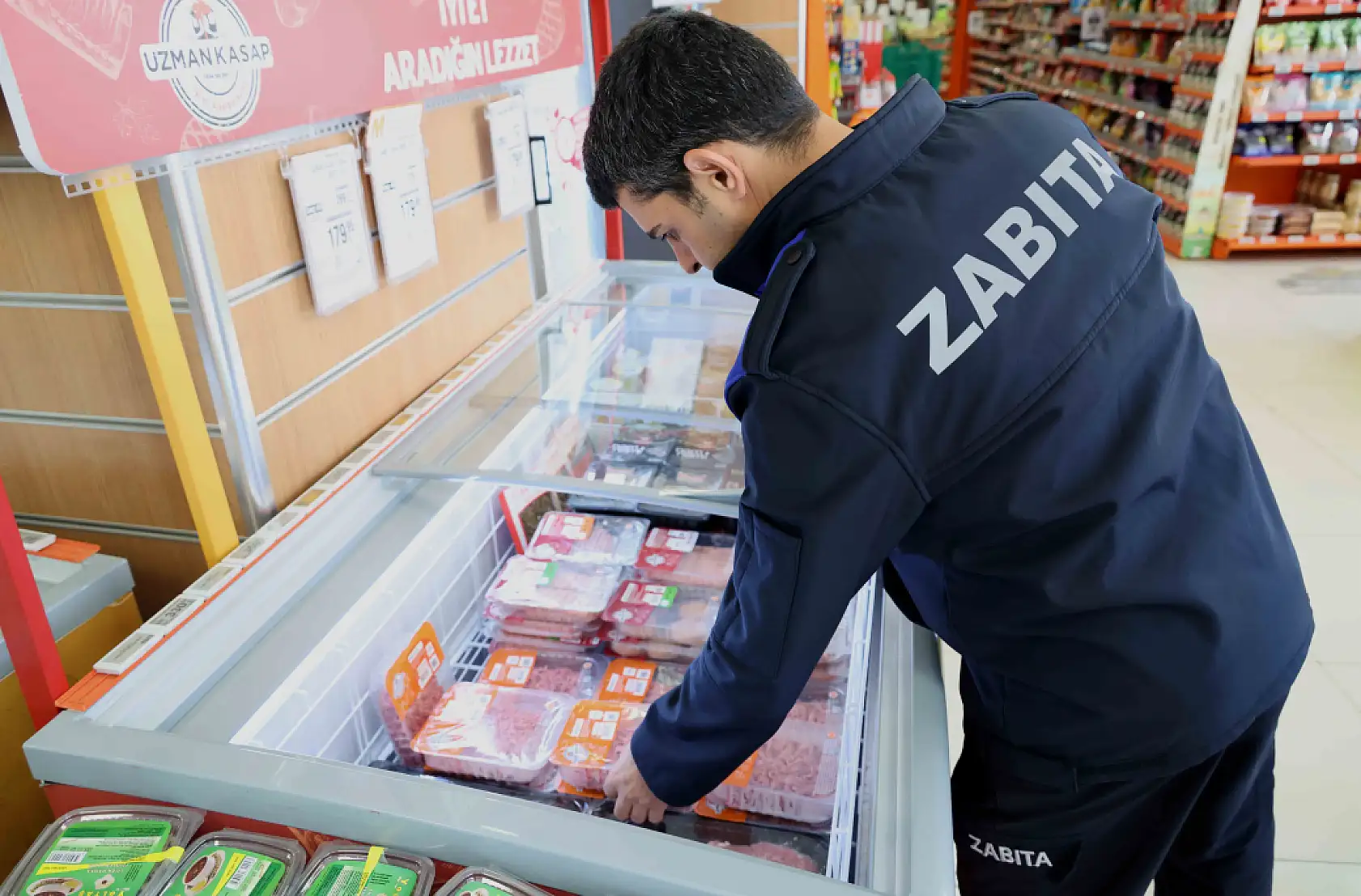 Konya'da market rafları ve okul kantinleri tek tek kontrol edildi