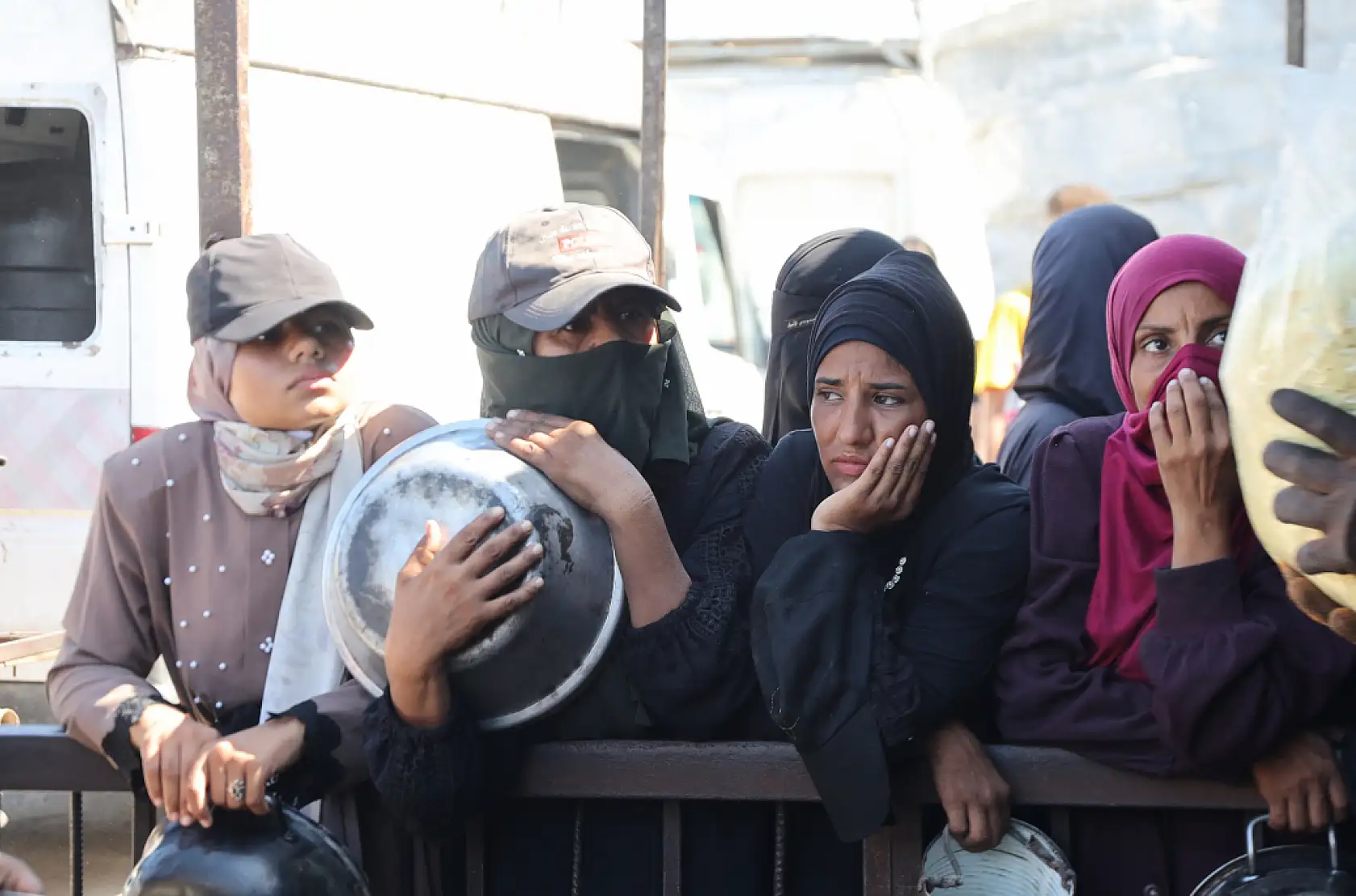 Açlıkla mücadele eden Filistinlilere yemek dağıtıldı