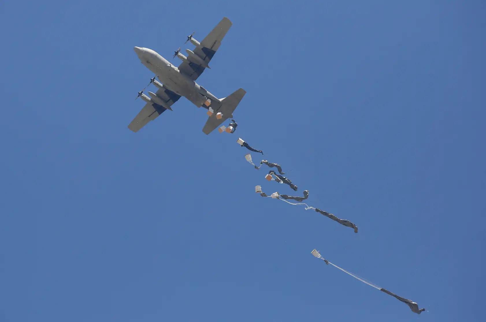 Gazze'ye havadan insani yardım malzemeleri indirildi