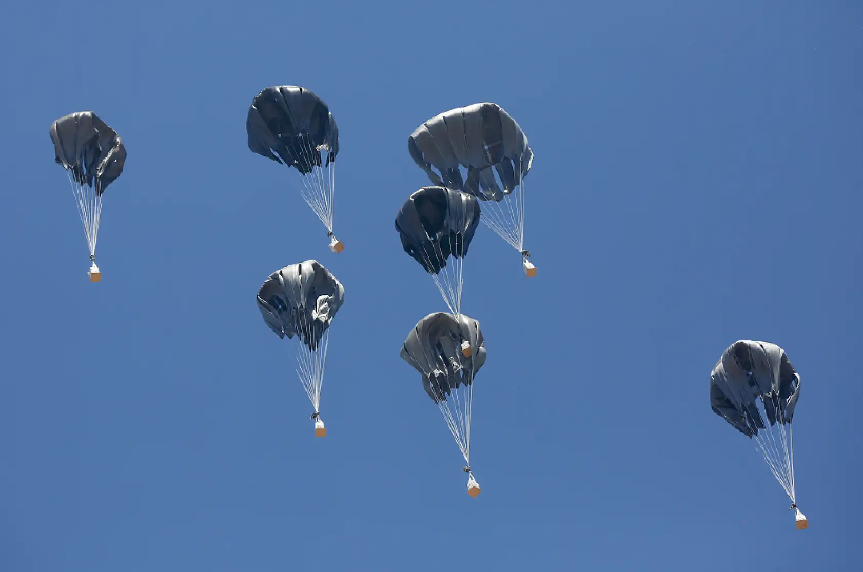Gazze'ye havadan insani yardım malzemeleri indirildi