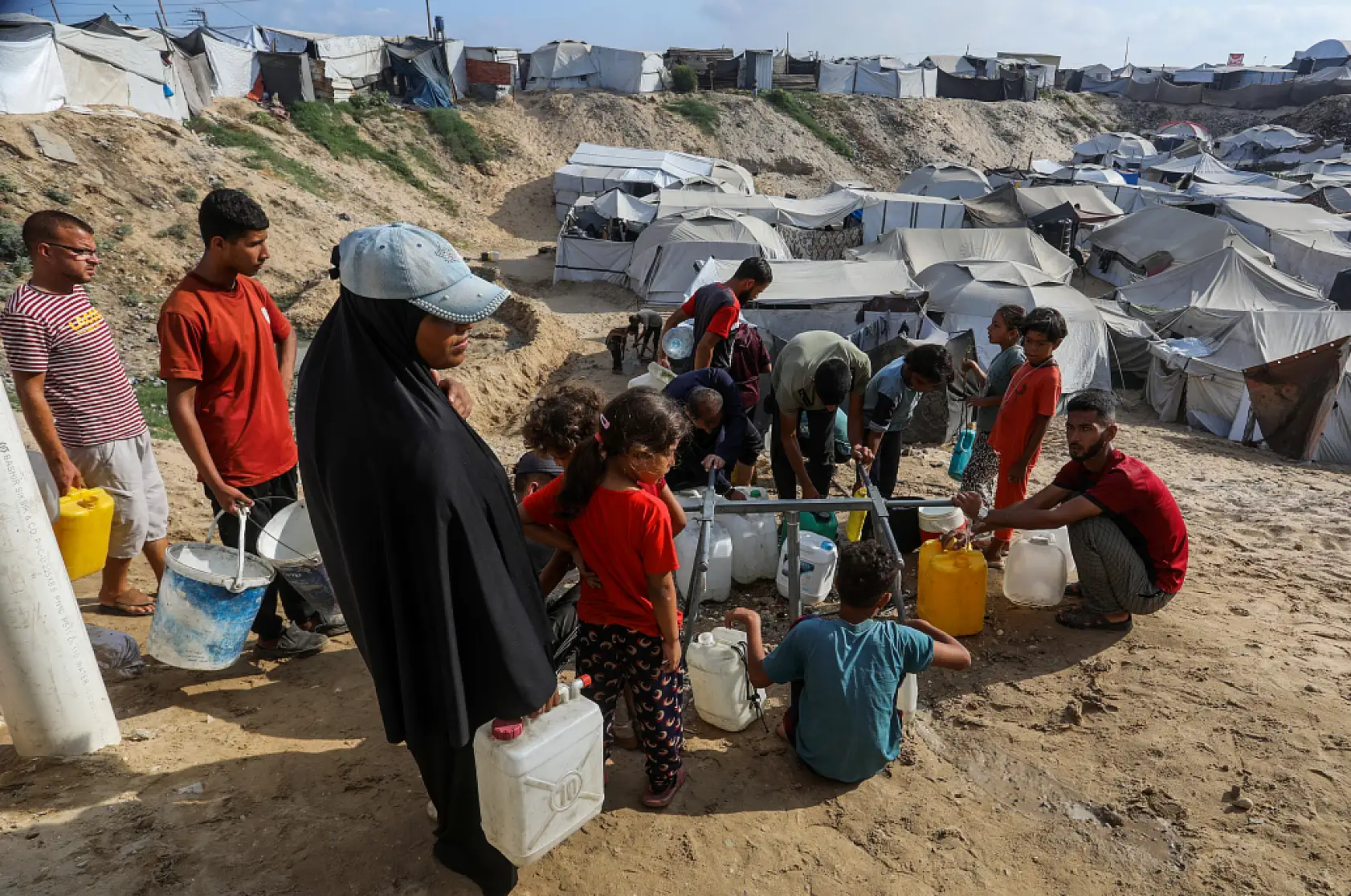 Gazze'de yerinden edilen Filistinliler temiz suya ulaşmakta zorlanıyor