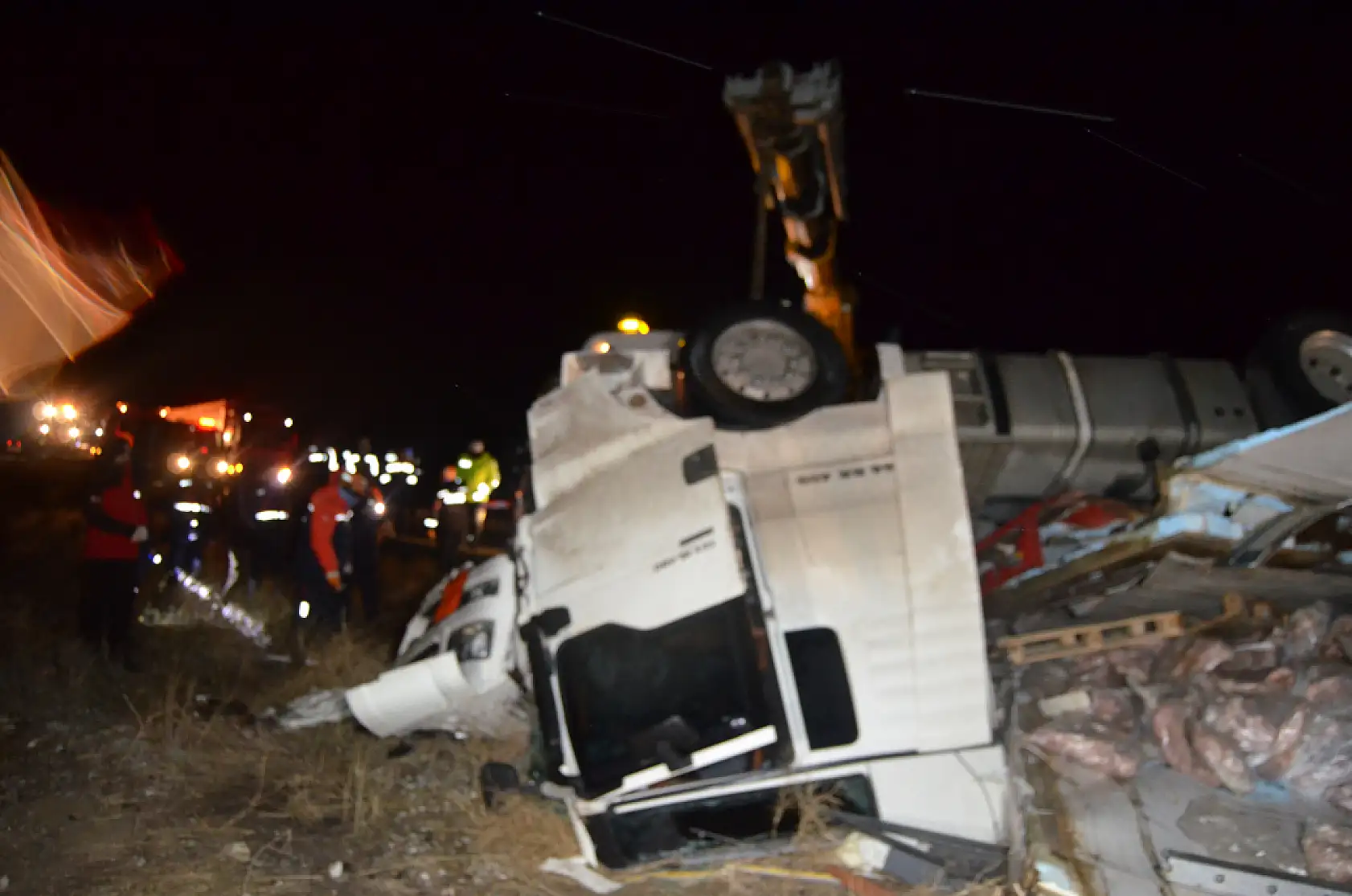Konya yolunda et yüklü TIR bariyerlere saplandı! 1 kişi hayatını kaybetti