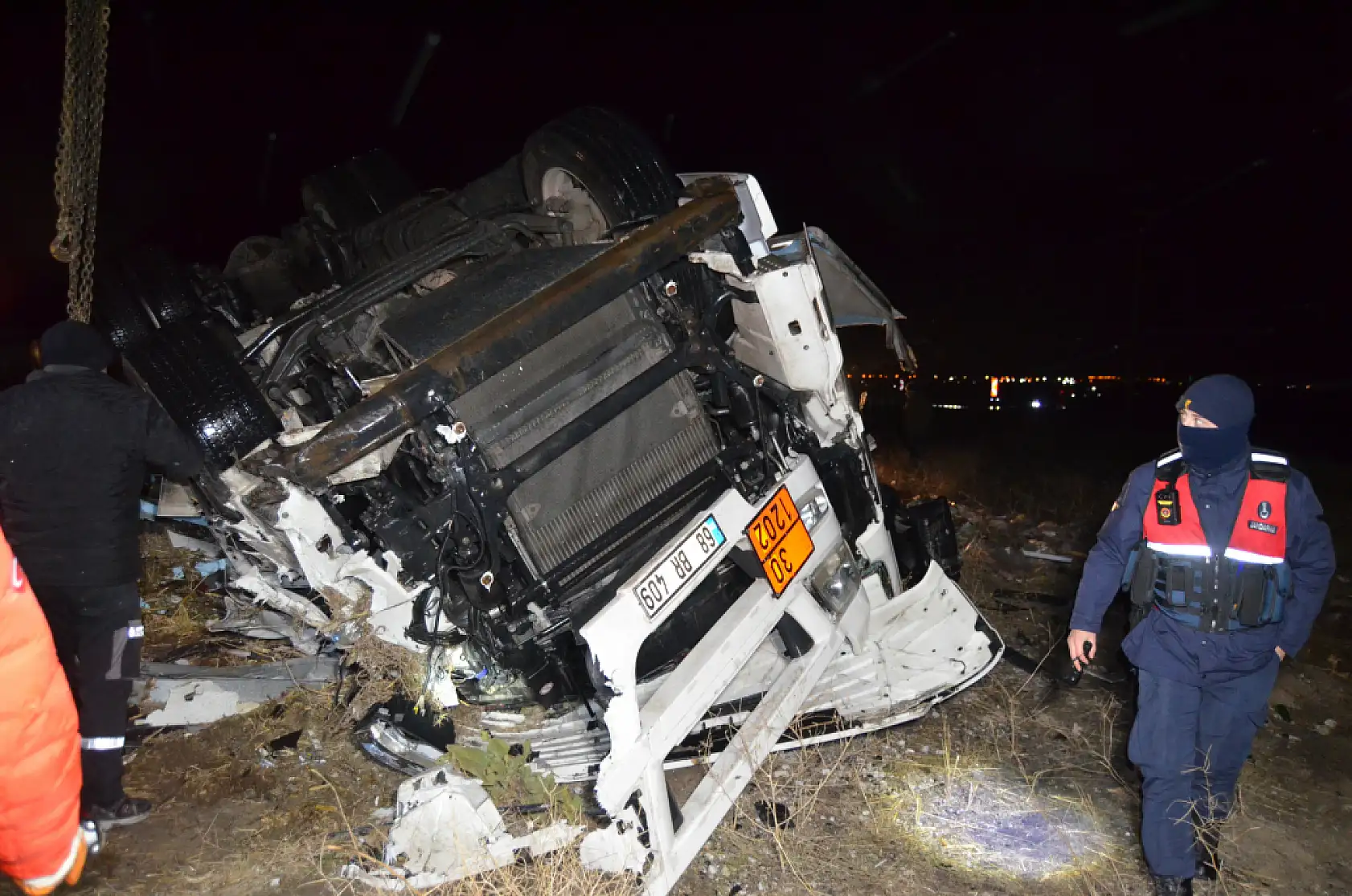 Konya yolunda et yüklü TIR bariyerlere saplandı! 1 kişi hayatını kaybetti