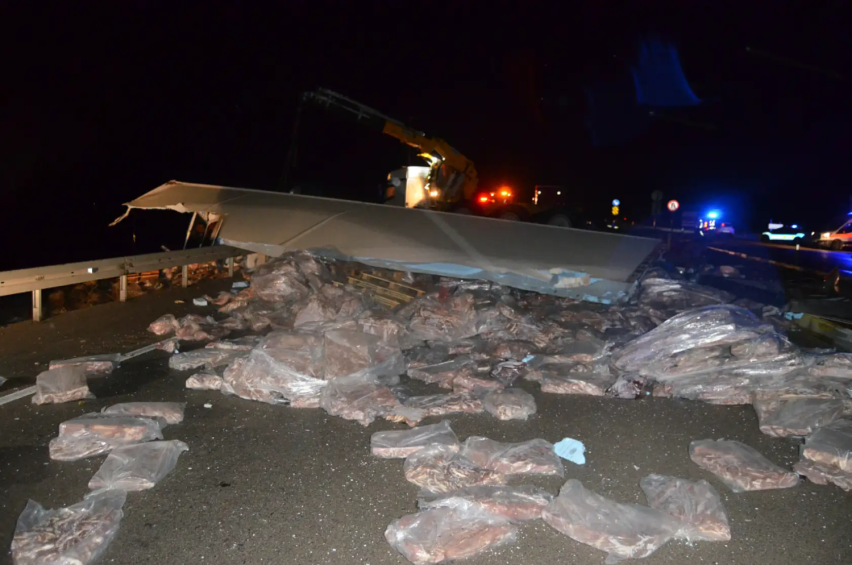 Konya yolunda et yüklü TIR bariyerlere saplandı! 1 kişi hayatını kaybetti