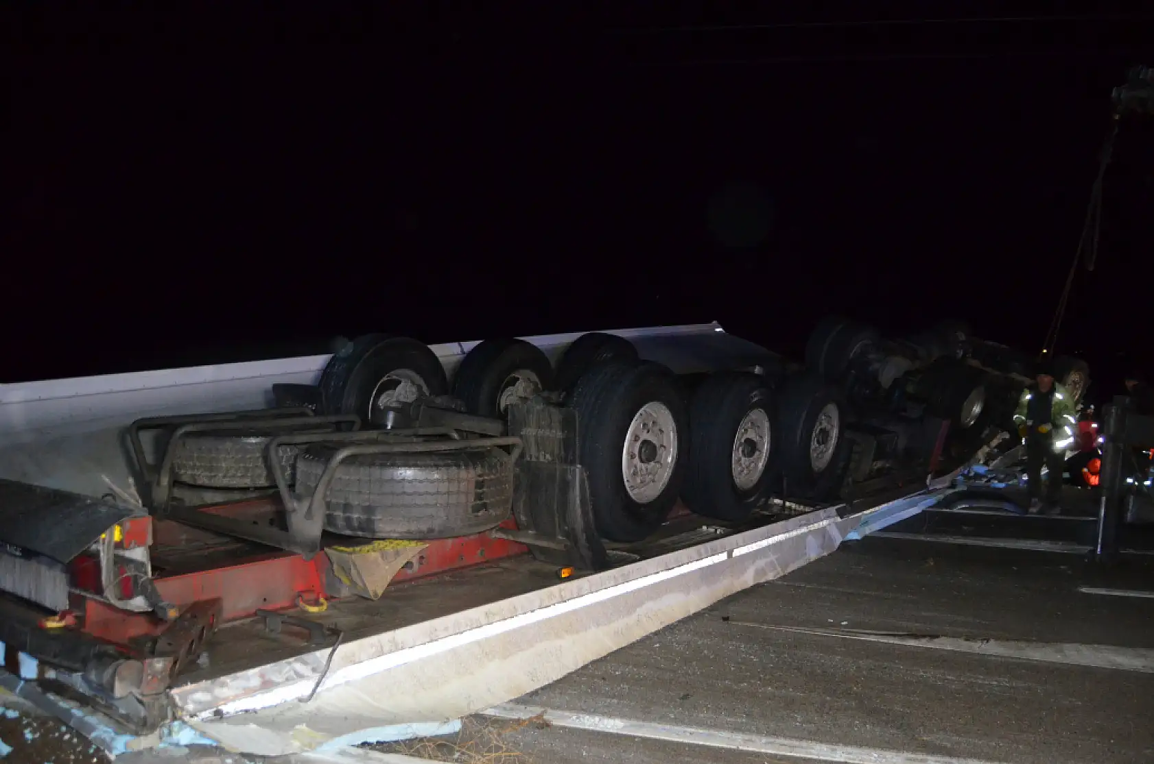Konya yolunda et yüklü TIR bariyerlere saplandı! 1 kişi hayatını kaybetti