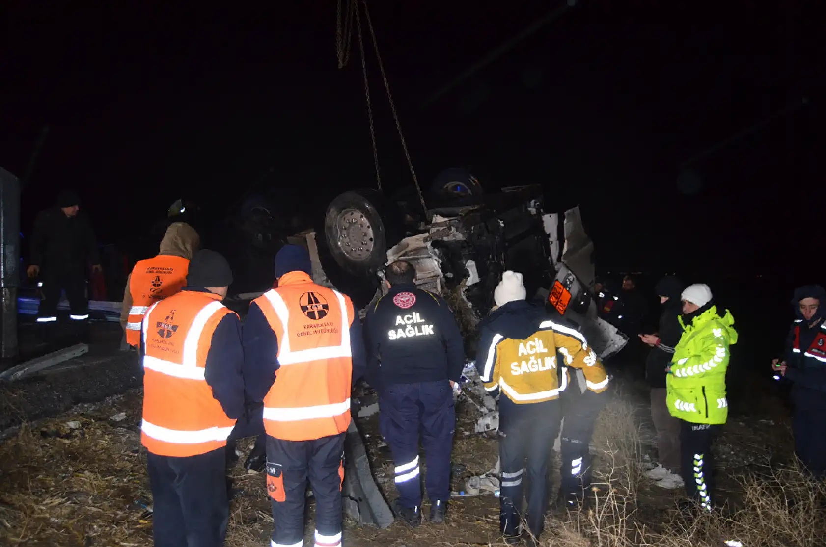 Konya yolunda et yüklü TIR bariyerlere saplandı! 1 kişi hayatını kaybetti