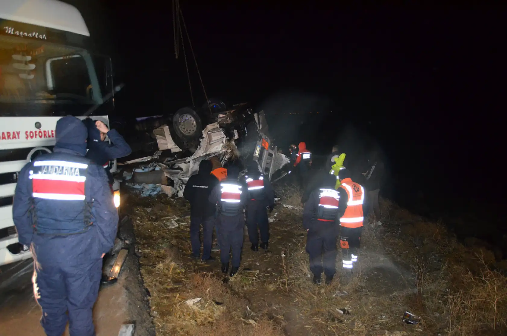 Konya yolunda et yüklü TIR bariyerlere saplandı! 1 kişi hayatını kaybetti