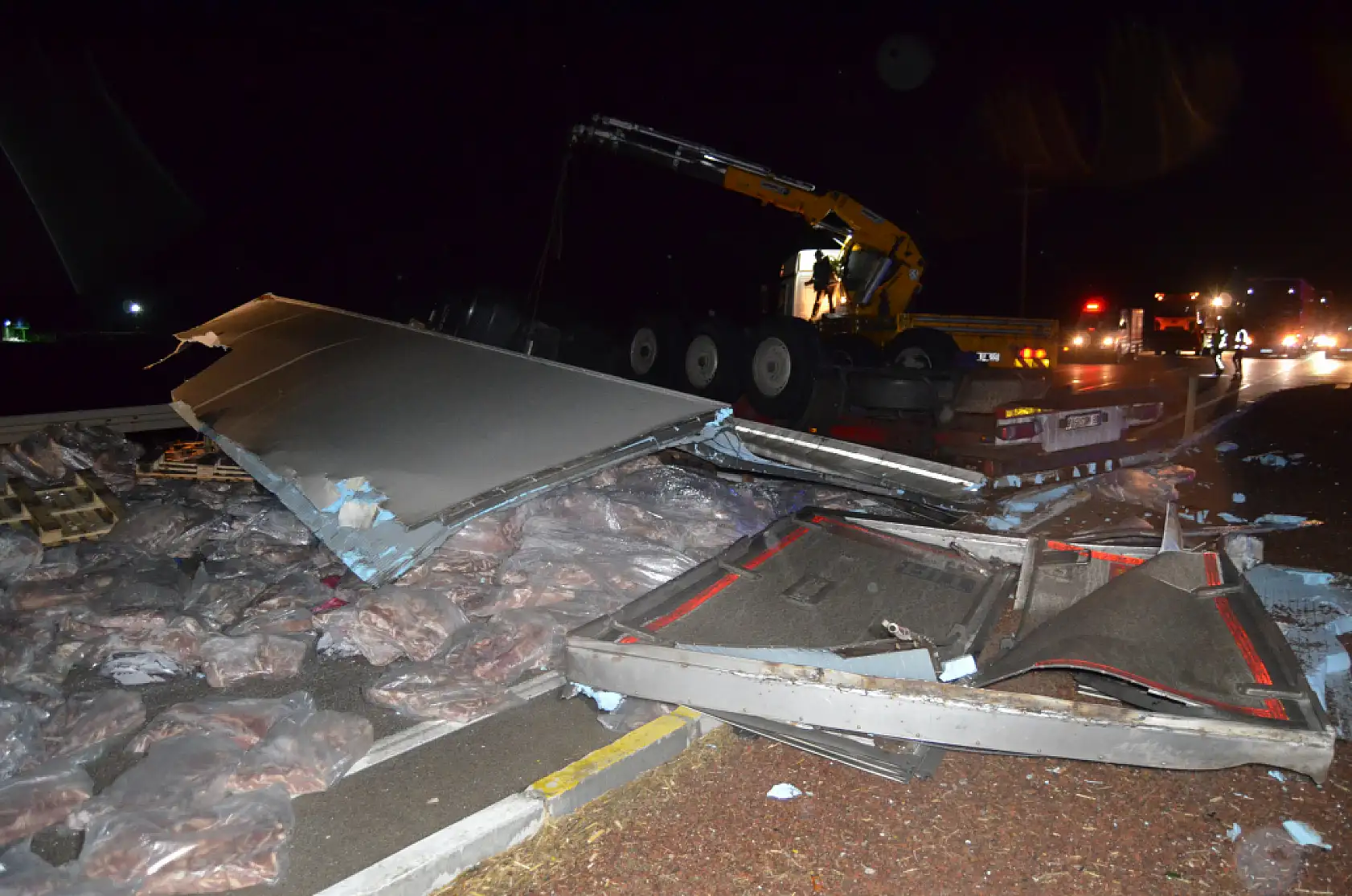 Konya yolunda et yüklü TIR bariyerlere saplandı! 1 kişi hayatını kaybetti