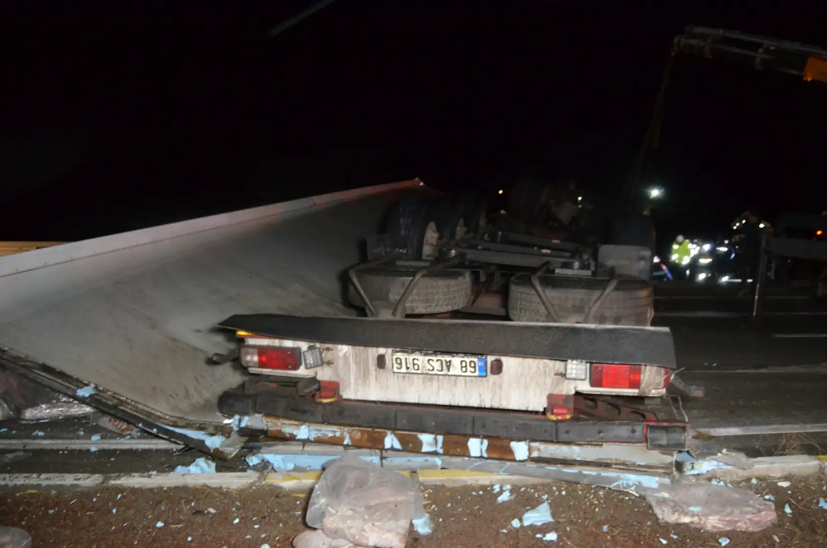 Konya yolunda et yüklü TIR bariyerlere saplandı! 1 kişi hayatını kaybetti