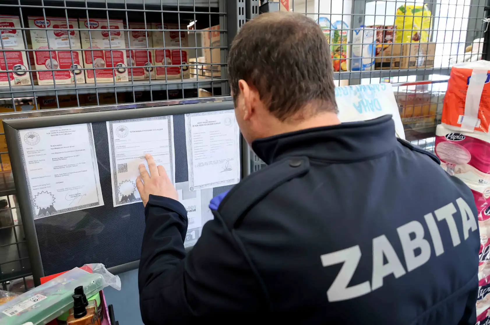 Konya'da market rafları ve okul kantinleri tek tek kontrol edildi